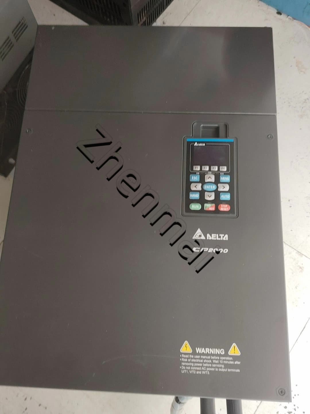 100% tout nouveau original et véritable Delta VFD1100CP43A-00 380V110KW convertisseurs de fréquence entraînement servomoteur
