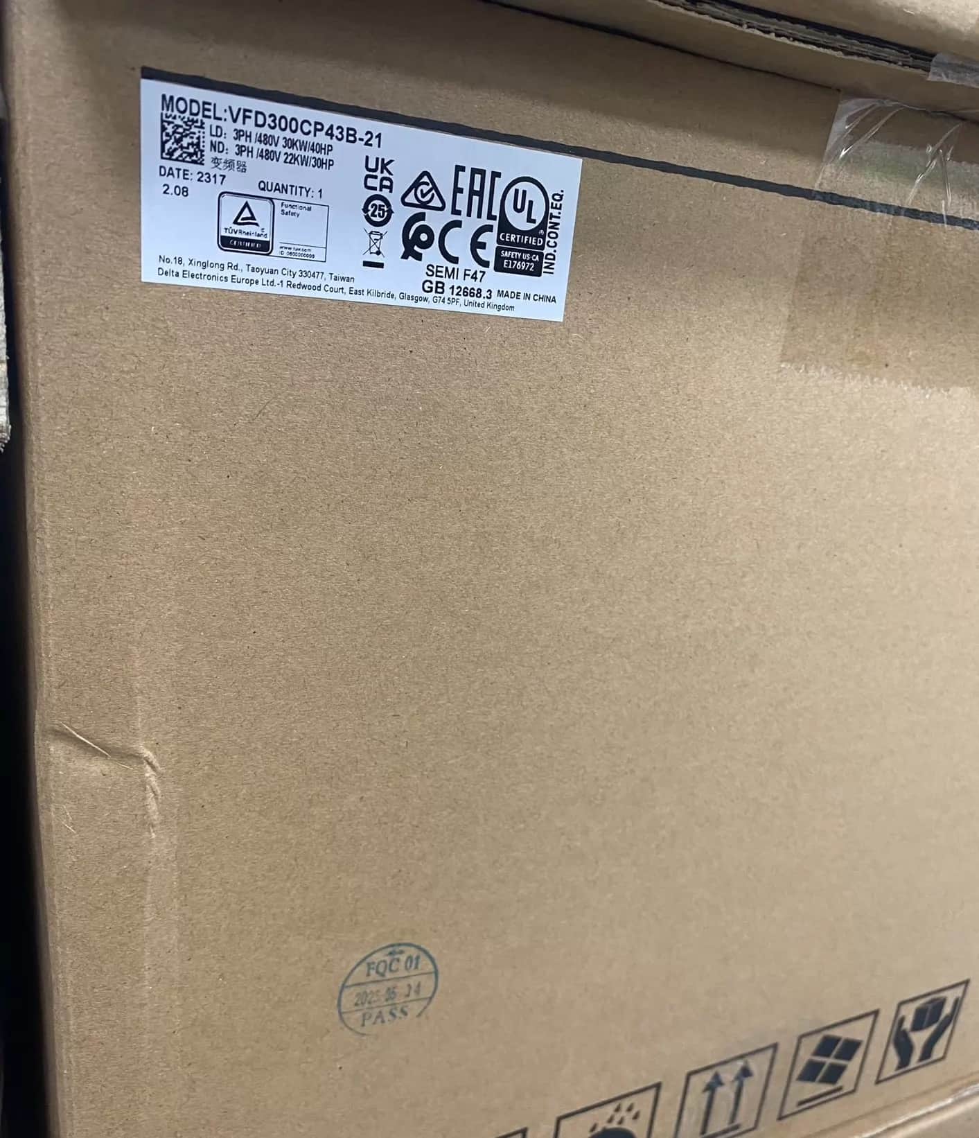100% tout neuf, original et authentique Delta VFD300CP43B-21 380V30KW convertisseurs de fréquence entraînement servomoteur