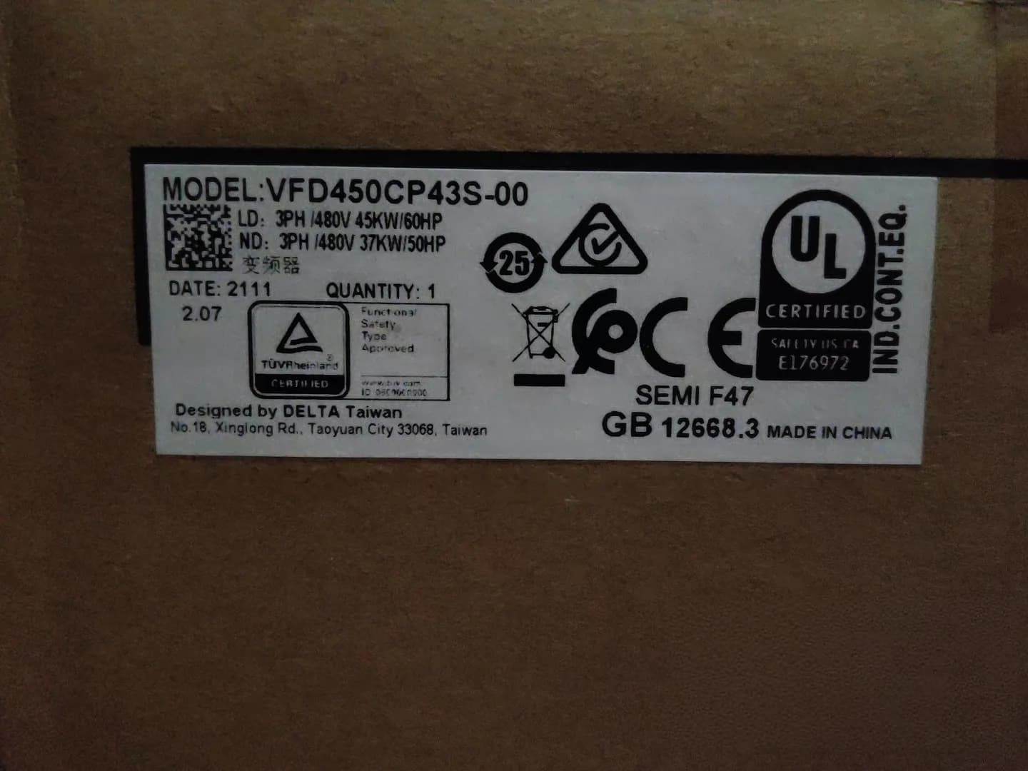 100% tout nouveau original et véritable Delta VFD450CP43S-00 380V45KW convertisseurs de fréquence entraînement servomoteur