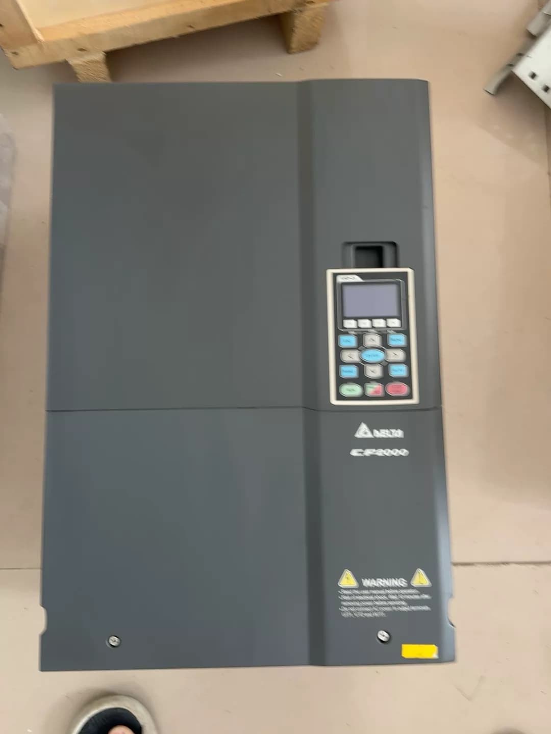 100% tout nouveau original et véritable Delta VFD750CP43B-21 380V75KW convertisseurs de fréquence entraînement servomoteur