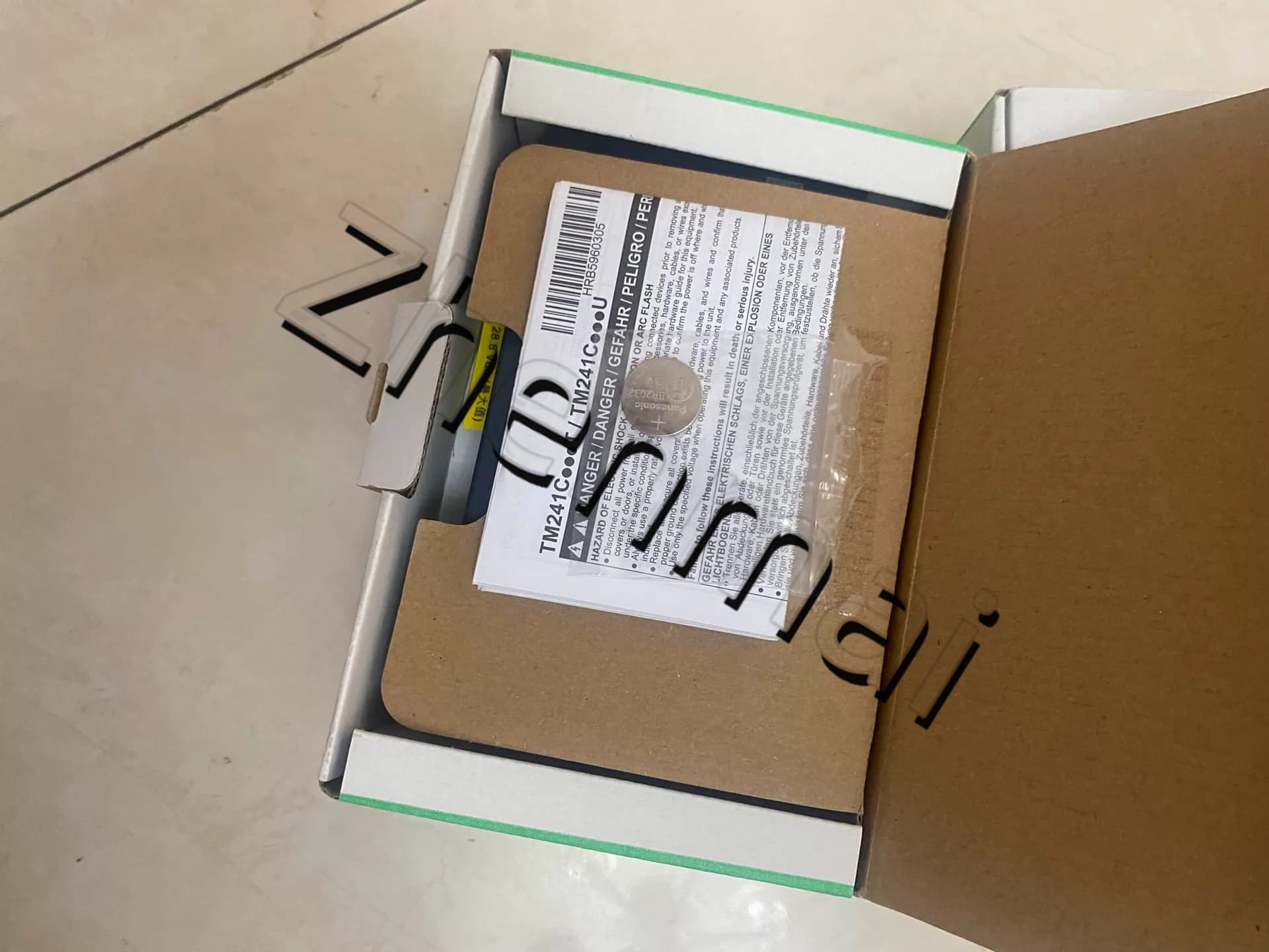 100% tout neuf, original et authentique Schneider TM241C24R Convertisseurs de fréquence, disjoncteurs, contacteurs, dispositifs de protection