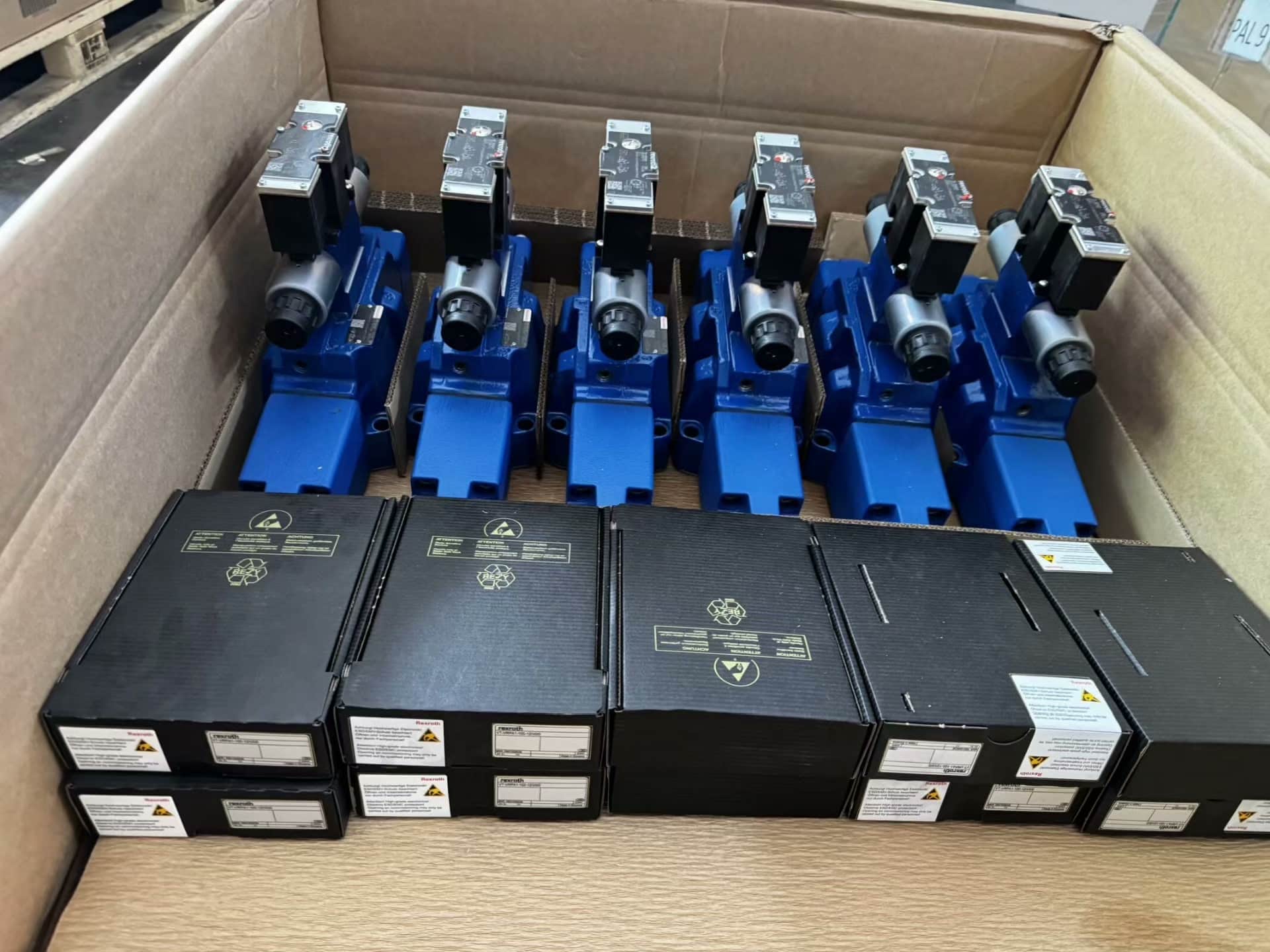 Tout nouveau servomoteur Bosch Rexroth d'origine valve4WRZE32W8-520-7X/6EG24N9K31/F1D3M servomoteur proportionnel expédition rapide