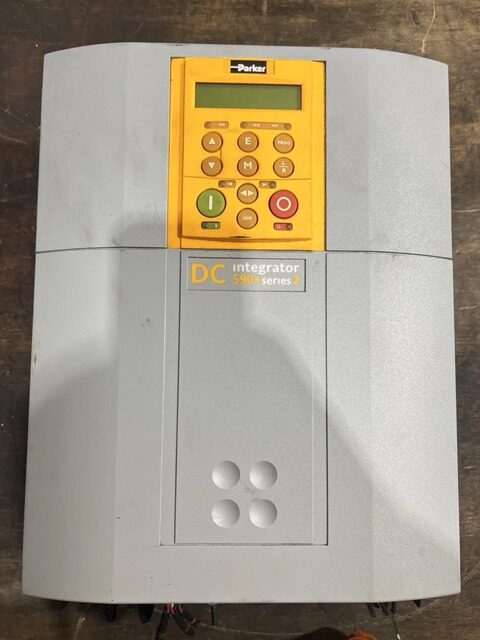 Tout nouveau servomoteur d'origine Parker 598P-53260010-TP00-U4WP, entraînements à fréquence variable, contrôleurs de servomoteurs, expédition rapide